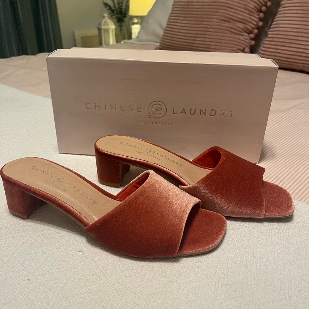 NWT - Chinese Laundry Velvet Rose Heeled Sandals